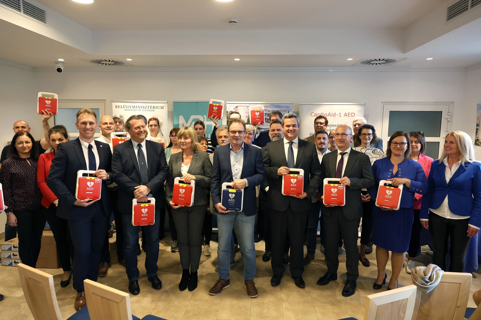 Read more about the article Száz defiblrillátor talált gazdára az újraélesztési tudást népszerűsítő programunkban