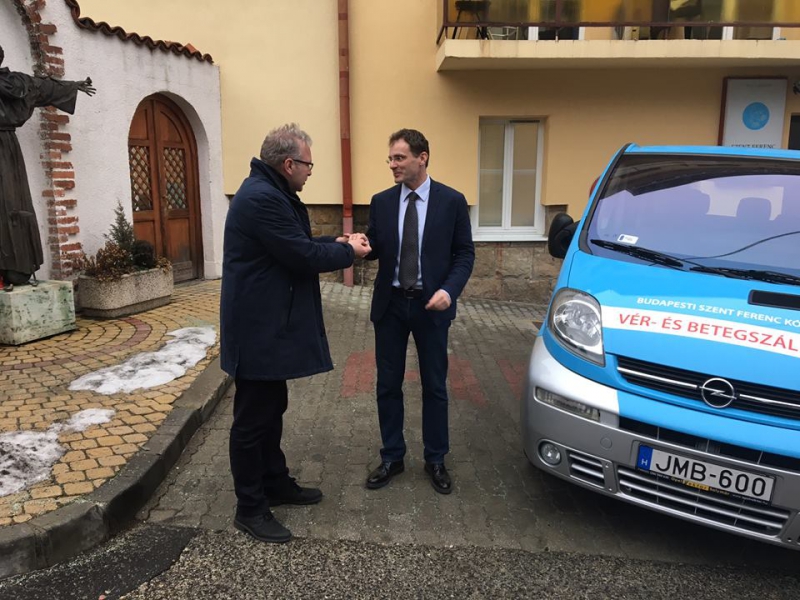 Hegyvidék Önkormányzata betegszállító autót adományozott a Szent Ferenc Kórháznak