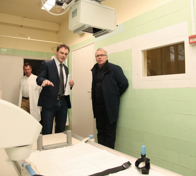 Hegyvidék Önkormányzata betegszállító autót adományozott a Szent Ferenc Kórháznak